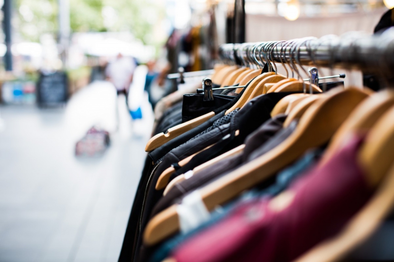 vente-ST JULIEN-min_blur_close_up_focus_hanger_jacket_market_people_rack-1176303